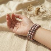 Rosa Jaspis Perlen Armband formt Mudra beim meditieren