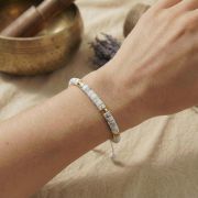 Chakra-Armband aus weißem Türkis Steinperlen dekorativ auf Naturleinen am Handgelenk – bewusster Schmuck für Achtsamkeit & Balance, plastikfrei verpackt.