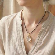 Nahaufnahme: Lichtreflexe im klaren Kristall zeigen die feine Struktur.