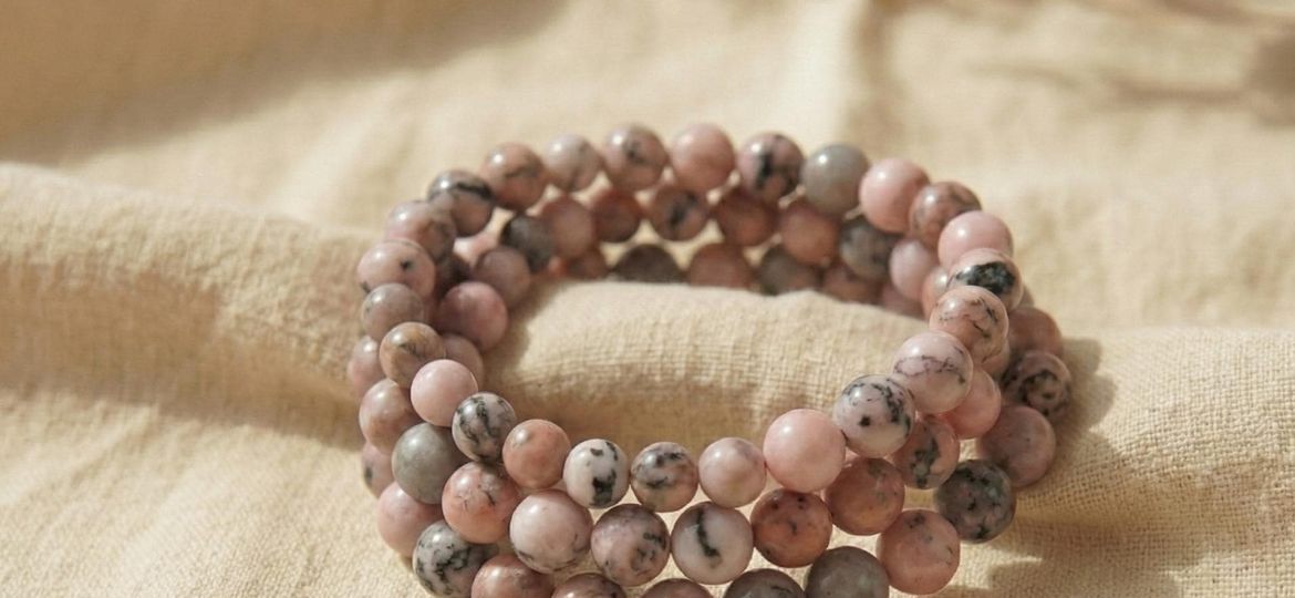 Freigestelltes Jaspis Armband mit Rosa Perlen