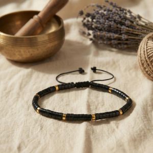 Detailansicht des Jaspis-Armbands mit facettierten Natursteinperlen aus schwarzem Jaspis – feine Verarbeitung, klarer Stil. Zierliches Chakra-Armband aus echten Natursteinperlen in Regenbogenfarben – inspiriert von den sieben Energiezentren, minimalistisch & handgefertigt.