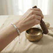 Chakra-Armband mit Natursteinperlen aus weißem Türkis in nachhaltiger Verpackung – geliefert im Baumwollbeutel, ideal als Geschenk für Achtsamkeit & Klarheit.