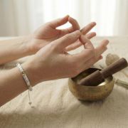 Chakra-Armband aus echten Natursteinen wie weißem Türkis stilvoll arrangiert mit Naturmaterialien – bewusstes Schmuckstück für Meditation, Alltag & Balance im Leben.