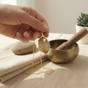 Tragefoto: Citrin Kette auf nackter Haut, Nahaufnahme der goldenen Kette