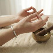 Chakra-Armband mit Natursteinperlen aus Howlith in nachhaltiger Verpackung – geliefert im Baumwollbeutel, ideal als Geschenk für Achtsamkeit & Klarheit.