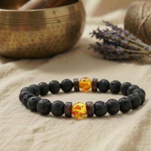 Nahaufnahme des schwarzen Lava-Armbands mit zwei honiggelben, leicht transparenten Calcit-Perlen.