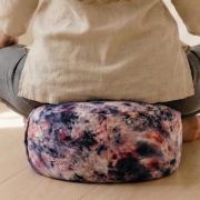 Frau meditiert auf dem veganen Sahasrara Meditationskissen – unterstützt aufrechte Haltung, energetische Ausrichtung & spirituelle Klarheit.