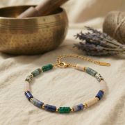 Chakra-Armband aus echten Edelsteinen getragen am Handgelenk – dezentes Accessoire für Alltag, Meditation oder Yoga, verstellbar und leicht.