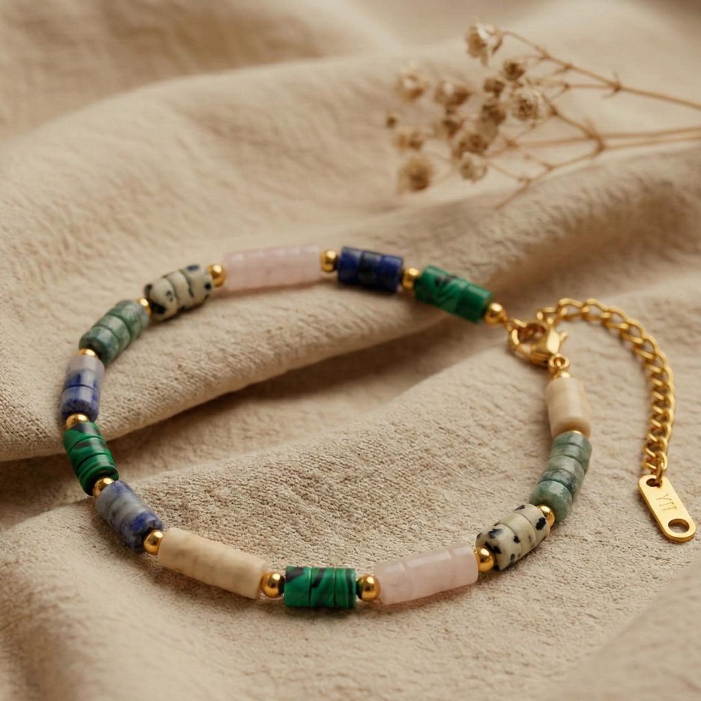 Chakra-Armband aus natürlichen Steinperlen dekorativ auf Naturleinen – bewusster Schmuck für Achtsamkeit & Balance, plastikfrei verpackt.