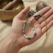 Verstellbarer Verschluss des Chakra-Armbands mit Schiebeknoten – passend für verschiedene Handgelenksgrößen, ohne Metall, angenehm zu tragen.