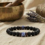Ein Mann trägt das blau-schwarze Naturstein-Armband passend zu einem blauen Hemd.