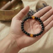 Draufsicht auf das elastische Armband, das die 8mm Perlenstruktur zeigt.