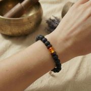 Lifestyle-Bild: Das Armband liegt neben einer brennenden Kerze und einem Tagebuch für Morgenroutine.