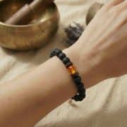 Lifestyle-Bild: Das Armband liegt neben einer brennenden Kerze und einem Tagebuch für Morgenroutine.