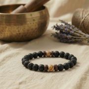 Lifestyle: Das Armband liegt neben Wanderschuhen oder einer Landkarte (Thema Abenteuer & Natur).