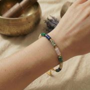 Detailansicht des Chakra-Armbands mit facettierten Natursteinperlen wie Amethyst, Lapislazuli, Aventurin und Jaspis – feine Verarbeitung, klarer Stil.