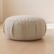 Meditationskissen Shanti Presence in reinem Weiß als Zafu – pflanzengefärbt, minimalistisch und vegan, perfekt für Chakren Meditation, Yoga und stille Achtsamkeit.