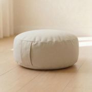 Detailaufnahme des weißen runden Meditationskissens – fein gewebte Baumwolle, pflanzengefärbt, vegan und angenehm griffig für tägliche Meditation Praxis.