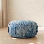 Zafu Meditationskissen Vishuddha Clarity im Studio-Setup, pflanzengefärbt mit Indigo, ideal für Kehlchakra-Arbeit, Yoga und Achtsamkeit.