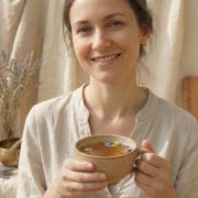 Eine Frau hält den frisch gebrühten Tee und füllt ihre Chakren mit neuer Energie