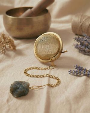 Labradorit Tee Ei Edelstahl Gold, Teesieb mit Naturstein Kristall, Geschenk für Intuition & Magie, Yoga Zubehör, Spiritu