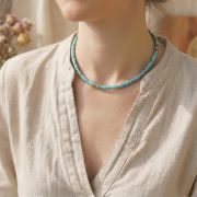 Chakra-Kette aus natürlichen Steinperlen dekorativ auf Naturleinen – bewusster Schmuck für Achtsamkeit & Balance, plastikfrei verpackt.