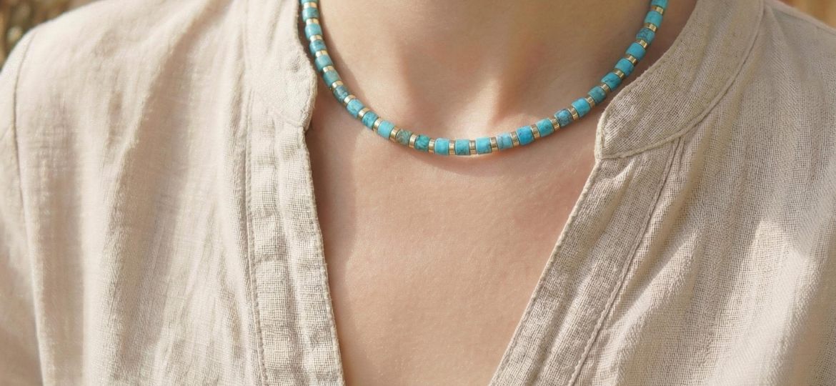 Chakra-Kette aus natürlichen Steinperlen dekorativ auf Naturleinen – bewusster Schmuck für Achtsamkeit & Balance, plastikfrei verpackt.