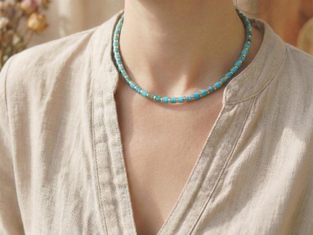Chakra-Kette aus natürlichen Steinperlen dekorativ auf Naturleinen – bewusster Schmuck für Achtsamkeit & Balance, plastikfrei verpackt.