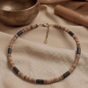 Detailansicht der Chakra-Kette mit facettiertem Kokosholz ohne Amethyst, Lapislazuli, Aventurin und Jaspis – feine Verarbeitung, klarer Stil.