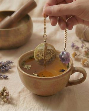 Amethyst Tee Ei Edelstahl Gold, Teesieb mit Naturstein Kristall, Ritual Zubehör für Achtsamkeit, Spirituelles Geschenk f