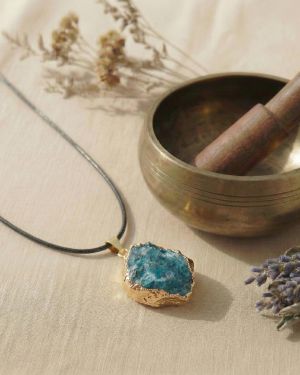 Blauer Apatit Anhänger Rohstein – Kommunikation, Inspiration & innere Wahrheit – Edelstein Kette, spirituelles Unikat, h