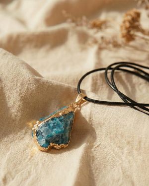 Blauer Apatit Anhänger Rohstein – Kommunikation, Inspiration & innere Wahrheit – Edelstein Kette, spirituelles Unikat, h