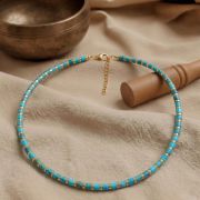 Detailansicht der Chakra-Kette mit facettierten Natursteinperlen wie Aventurin und Türkisen Jaspis – feine Verarbeitung, klarer Stil.