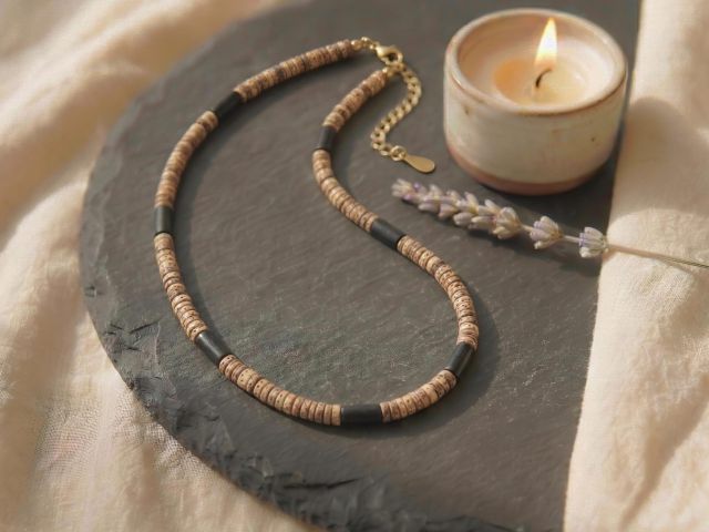 Chakra-Kette aus echtem Kokosholz getragen am Hals – dezentes Accessoire für Alltag, Meditation oder Yoga, verstellbar und leicht.