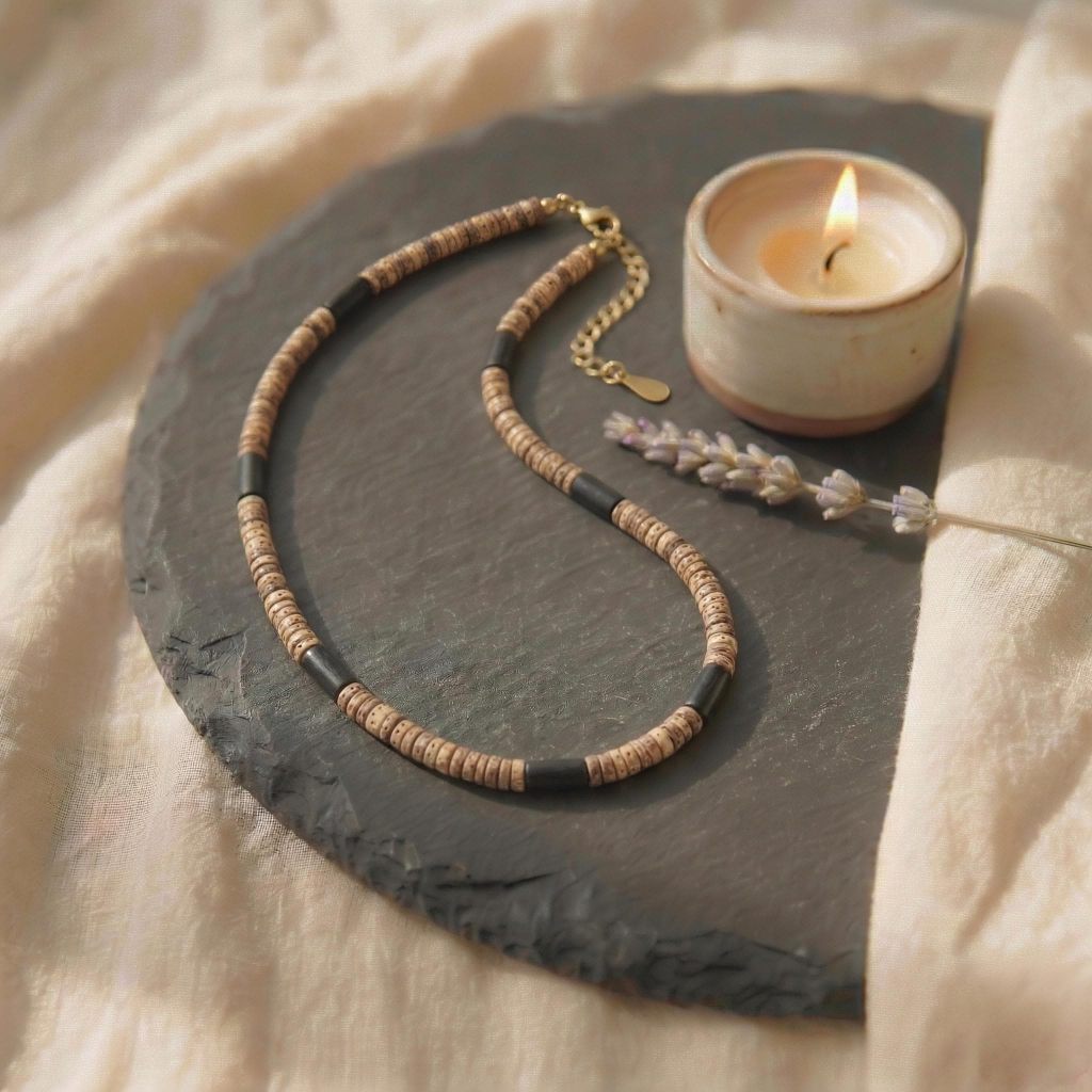 Chakra-Kette aus echtem Kokosholz getragen am Hals – dezentes Accessoire für Alltag, Meditation oder Yoga, verstellbar und leicht.