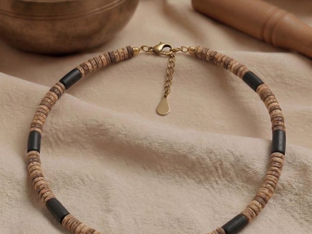 Detailaufnahme der Kokosholz-Kette mit schwarzen Holzperlen und Verschluss