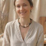 Frau trägt eine Kokosholz-Kette mit schwarzen Holzperlen, die natürliche Materialien kombiniert.
