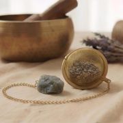 Detailaufnahme des Labradorit Tee-Eis aus Edelstahl mit goldener Farbe und Kristall