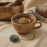 Labradorit Teesieb in goldener Teetasse mit Kräutertee