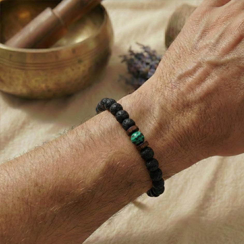 Lava Armband mit grünen Malachit Perlen am Handgelenk, ideal für Yoga und Erdung.