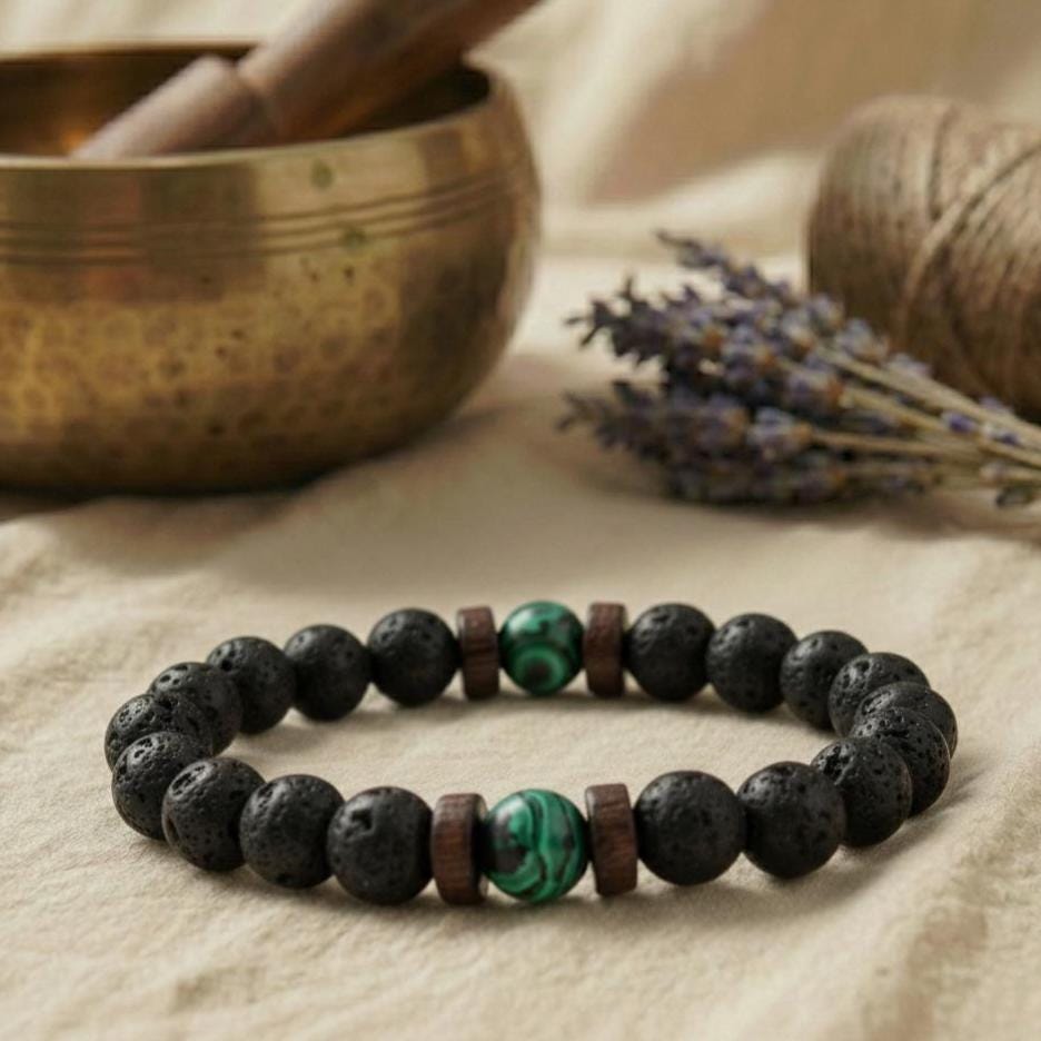 Nahaufnahme eines Lava Armbands mit grünen Malachit Perlen und Holzakzenten.