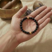Lava Armband mit Bildstein in der Hand, Naturstein Perlen schwarz und braun.