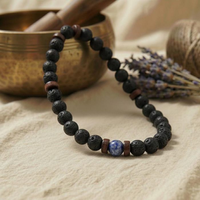 Nahaufnahme des Lava Armbands mit blauem Marmor auf beigem Hintergrund
