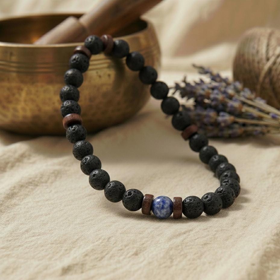 Nahaufnahme des Lava Armbands mit blauem Marmor auf beigem Hintergrund