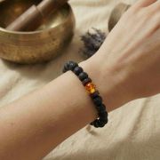 Lava Armband mit Honig Calcit auf Handgelenk, natürliche Materialien