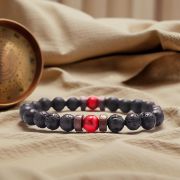 Nahaufnahme des Lava Armbands mit rotem Jaspis und Lavaperlen, ideal für Yoga und Erdung.