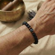 Lava Armband aus schwarzen Natursteinperlen am Handgelenk für Yoga und Erdung.