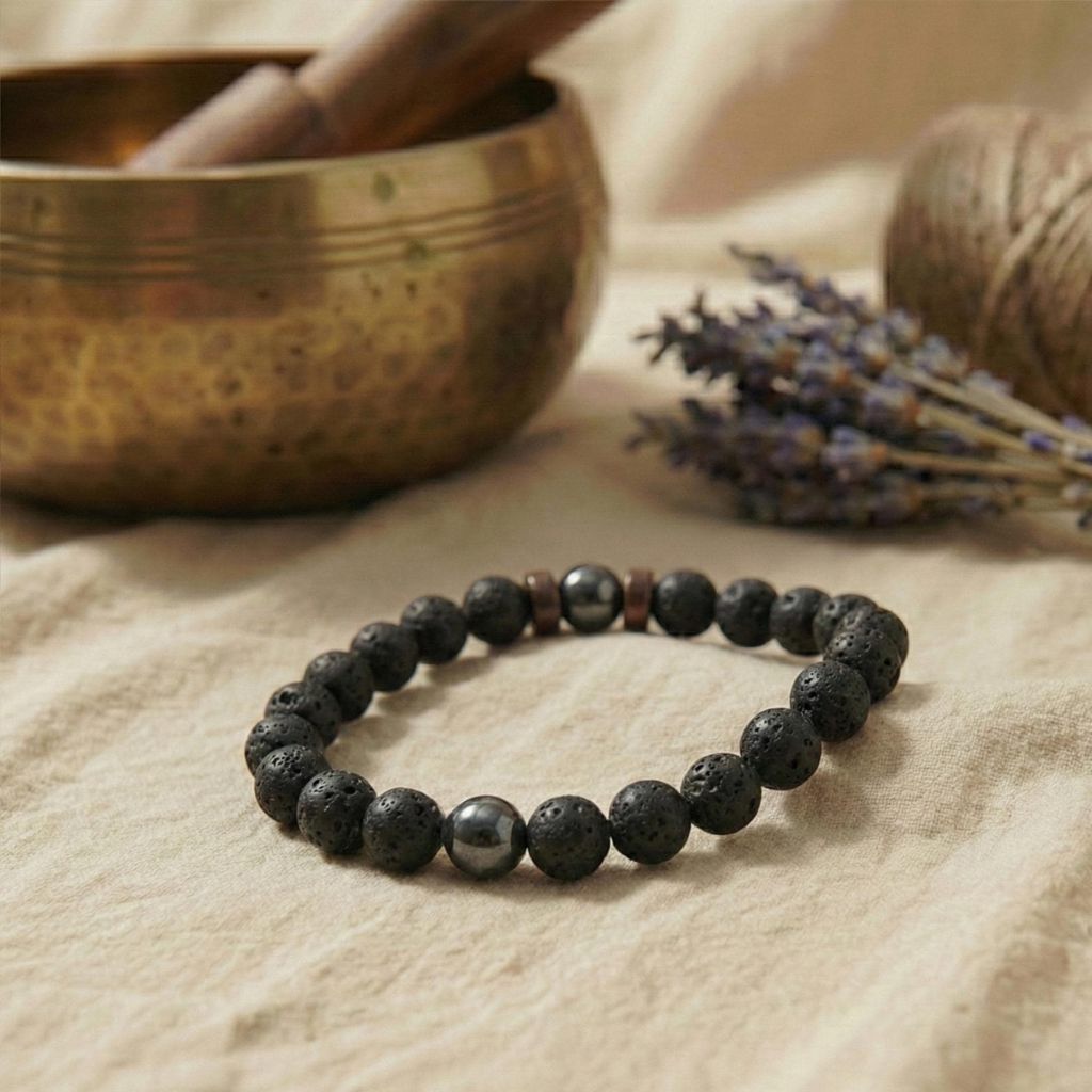 Schwarzes Lava Armband aus Naturstein Perlen auf einem beige Stoffuntergrund.