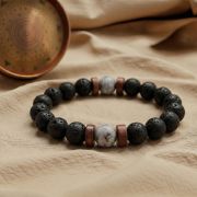 Lavastein Armband mit Howlith auf beigem Hintergrund, ideal für Achtsamkeit und Erdung.