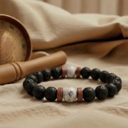 Detailaufnahme des Lavastein Armbands mit Howlith und Holzperlen auf sanftem Hintergrund